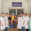 Đội ngũ bác sỹ Bệnh viện Trung ương Huế chúc mừng bệnh nhi xuất viện. (Ảnh: TTXVN phát) 