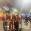 Phố đi bộ Hồ Hoàn Kiếm tấp nập du khách trong đêm Giáng sinh 2025. (Ảnh: Tuyết Mai/TTXVN)