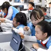 Trẻ em đang trải nghiệm các thiết bị giảng dạy thông minh. (Ảnh tư liệu: globaltimes.cn)