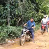 Người dân vẫn hàng ngày di chuyển trên tuyến đường đã xuống cấp. (Ảnh: Đinh Thùy/TTXVN)