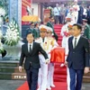 Đại biểu thực hiện nghi thức di quan để an táng các hài cốt các liệt sỹ. (Ảnh: TTXVN phát)