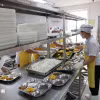 Chuẩn bị bữa ăn bán trú cho học sinh. (Ảnh: Thanh Tùng/TTXVN)
