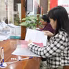 Người dân đến làm thủ tục tại Trung tâm phục vụ hành chính công xã Quang Thiện, tỉnh Ninh Bình. (Ảnh: Thùy Dung/TTXVN)