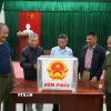 Kiểm tra hòm phiếu tại khu vực bỏ phiếu. (Ảnh: Tiến Vĩnh/TTXVN)