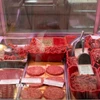 Thịt bò được bày bán tại chợ Đông ở Washington, Mỹ. (Ảnh: REUTERS/TTXVN)