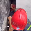 Cảnh sát Phòng cháy, chữa cháy và Cứu nạn, cứu hộ Công an Thành phố Hồ Chí Minh giải cứu kịp thời bé trai mắc kẹt giữa hai bức tường ở phường Bình Cơ. (Ảnh: TTXVN phát)