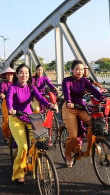 Sáng 7/6, Sở Du lịch phối hợp với Sở Văn hóa và Thể thao thành phố Huế tổ chức hoạt động đạp xe vì môi trường với chủ đề “Áo dài qua phố.” (Ảnh: Tường Vi/TTXVN)