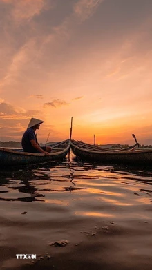 Cảm nhận hoàng hôn tuyệt đẹp trên đầm Ô Loan. (Ảnh: Khánh Hòa/TTXVN)