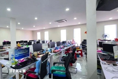 Một tòa nhà được dùng cho hoạt động lừa đảo trực tuyến tại thành phố Poipet. (Ảnh: AKP/TTXVN phát)