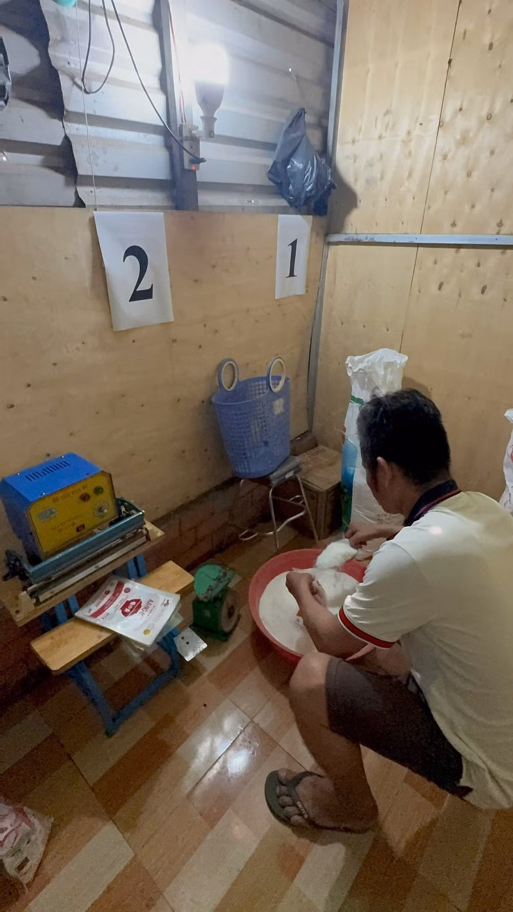 Triệt phá đường dây sản xuất bột ngọt giả Ajinomoto quy mô lớn tại TPHCM- Ảnh 1.