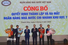 Phó Thống đốc Ngân hàng nhà nước Việt Nam Phạm Quang Dũng và Giám đốc Ngân hàng nhà nước Khu vực 7 Trần Thế Hùng trao quyết định bổ nhiệm 4 Phó Giám đốc Ngân hàng nhà nước chi nhánh Khu vực 7. (Ảnh: TTXVN phát)