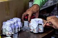 Niêm phong siro ho Coldrif tại công ty Ayush ở Chhindwara, Ấn Độ sau khi 10 trẻ nhỏ tử vong vì sử dụng loại siro này. (Ảnh: ANI/TTXVN)