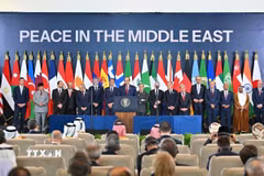 Tổng thống Ai Cập Abdel Fattah al-Sisi (giữa) phát biểu tại hội nghị thượng đỉnh về ngừng bắn tại Gaza, ở Sharm el-Sheikh, Ai Cập, ngày 13/10. (Ảnh: THX/TTXVN)