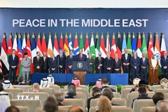 Tổng thống Ai Cập Abdel Fattah al-Sisi (giữa) phát biểu tại hội nghị thượng đỉnh về ngừng bắn tại Gaza, ở Sharm el-Sheikh, Ai Cập, ngày 13/10. (Ảnh: THX/TTXVN)