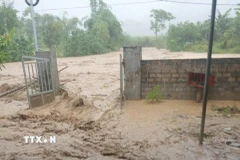 Nước lũ tràn vào nhà dân tại bản Cù, xã Phù Yên (Sơn La). (Ảnh: TTXVN phát)