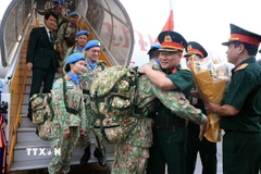 Lãnh đạo Cục Gìn giữ hòa bình Việt Nam đón Đội Công binh số 3 tại sân bay quốc tế Nội Bài. (Ảnh: Tuấn Anh/TTXVN)