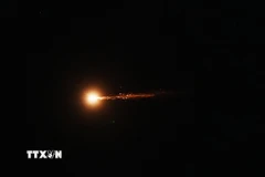 Vệt sáng của tên lửa phóng từ Iran bay qua bầu trời thành phố Ramallah, Bờ Tây ngày 28/2. (Ảnh: AA/TTXVN)