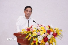 Ủy viên Bộ Chính trị, Bí thư Thành ủy Thành phố Hồ Chí Minh Trần Lưu Quang trình bày chương trình hành động tại hội nghị tiếp xúc giữa cử tri. (Ảnh: Trung Tuyến/TTXVN)