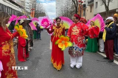 Màn trình diễn áo dài của cộng đồng người Việt tại Pháp trong cuộc diễu hành mừng Năm mới Âm lịch 2026 ở thủ đô Paris. (Ảnh: Hữu Chiến/TTXVN)