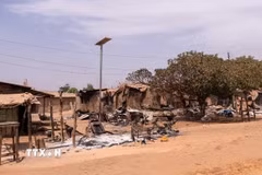Cảnh tàn phá sau vụ tấn công của các nhóm vũ trang tại khu vực Woro và Nuku thuộc bang Kwara, Nigeria ngày 5/2. (Ảnh: Anadolu Agency/TTXVN)