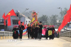 Nghi thức rước lễ của đồng bào dân tộc Tày ở Phong Dụ Thượng. (Ảnh: Đinh Thùy/TTXVN)