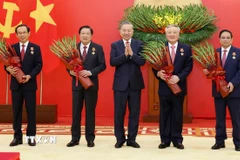 Tổng Bí thư Tô Lâm trao tặng Huân chương Quân công hạng Nhất cho các đồng chí: Phạm Minh Chính, Ủy viên Bộ Chính trị khóa XIII, Thủ tướng Chính phủ; Nguyễn Hòa Bình, Ủy viên Bộ Chính trị khóa XIII, Phó Thủ tướng Thường trực Chính phủ; Phan Đình Trạc, Ủy viên Bộ Chính trị, Bí thư Trung ương Đảng khóa XIII, nguyên Trưởng ban Nội chính Trung ương; Nguyễn Văn Nên, Ủy viên Bộ Chính trị khóa XIII, Thường trực Tiểu ban Văn kiện Đại hội XIV của Đảng. (Ảnh: Thống Nhất/TTXVN)