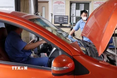 Thực hiện kiểm tra khí thải đối với ôtô sử dụng nhiên liệu xăng, diesel tại Chi nhánh Đăng kiểm xe cơ giới 2903V (Hà Nội). (Ảnh: Quốc Khánh/TTXVN)