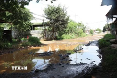 Từ năm 2020 đến nay, đoạn đầu tuyến của dự án chưa được giải phóng mặt bằng, đường sá lầy lội vào mùa mưa, bụi mù mịt vào mùa khô. (Ảnh: Tuấn Anh/TTXVN)