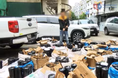 Một đối tượng cùng tang vật bị bắt giữ. (Nguồn: Báo Quảng Ninh)