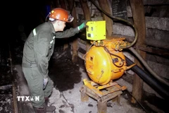 Kiểm tra thiết bị giám sát khí mỏ ở Công ty 35 - Tổng Công ty Đông Bắc. (Ảnh: TTXVN phát)