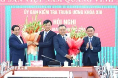 Thủ tướng Phạm Minh Chính và Thường trực Ban Bí thư Trần Cẩm Tú tặng hoa chúc mừng ông Nguyễn Duy Ngọc và ông Trần Sỹ Thanh. (Ảnh: Phương Hoa/TTXVN)