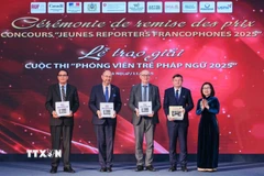 Phó Tổng giám đốc TTXVN Đoàn Thị Tuyết Nhung tặng các ấn phẩm sách ảnh "100 năm Báo chí cách mạng Việt Nam" và "80 năm Thông tấn xã Việt Nam." (Ảnh: Hoàng Hiếu/TTXVN)