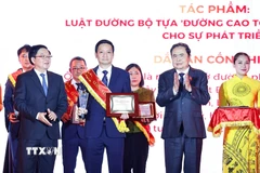 Chủ tịch Quốc hội Trần Thanh Mẫn tôn vinh Gương sáng pháp luật lần thứ Ill. (Ảnh: Doãn Tấn/TTXVN)