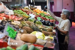 Người tiêu dùng mua sắm tại một chợ ở Madrid, Tây Ban Nha. (Ảnh: THX/TTXVN)