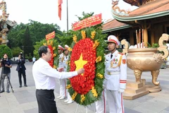 Chủ tịch Quốc hội Trần Thanh Mẫn dâng hoa tại Đền tưởng niệm Liệt sỹ Bến Dược, Thành phố Hồ Chí Minh. (Nguồn: Báo Đại biểu Nhân dân)