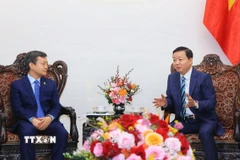 Phó Thủ tướng Trần Hồng Hà tiếp ông Trần Tư Xương, Tổng Giám đốc Tổng công ty Xây dựng công trình (CCECC) của Trung Quốc. (Ảnh: Tuấn Anh/TTXVN)