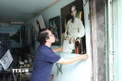 Họa sỹ Trần Hòa Bình vẽ chân dung Hồ Chủ tịch trên chất liệu sơn dầu. (Ảnh: Đức Phương/TTXVN)