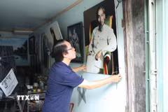 Họa sỹ Trần Hòa Bình vẽ chân dung Hồ Chủ tịch trên chất liệu sơn dầu. (Ảnh: Đức Phương/TTXVN)