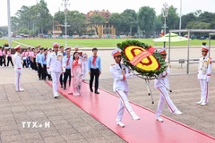 Đoàn đại biểu dự Đại hội Cháu ngoan Bác Hồ vào Lăng viếng Chủ tịch Hồ Chí Minh. (Ảnh: Minh Đức/TTXVN)