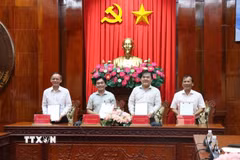 Đại diện Đảng ủy 3 xã Bình Ninh, Mỹ An Hưng và Thanh Hưng (tỉnh Đồng Tháp) ký kết thỏa thuận hợp tác truyền thông với Trung tâm thông tin Thông tấn xã Việt Nam khu vực phía Nam. (Ảnh: Hữu Chí/TTXVN)