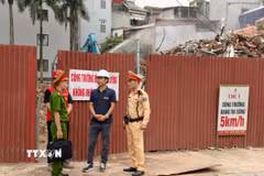Bên cạnh tuần tra, kiểm soát, lực lượng chức năng phối hợp tuyên truyền, nhắc nhở đơn vị thi công tuân thủ quy đinh tại các công trình trọng điểm. (Ảnh: Hùng Mạnh/TTXVN)