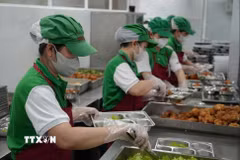 Nhân viên bếp ăn bán trú tại một trường Tiểu học trên địa bàn phường Nha Trang đảm bảo các khâu an toàn trong việc chia, phát thức ăn vào khay trước giờ dùng bữa của học sinh. (Ảnh: Phan Sáu/TTXVN)