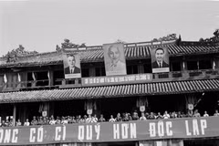 Sáng 21/4/1975, gần 30.000 nhân dân thành phố Huế míttinh tại quảng trường Ngọ Môn, chào mừng tỉnh Thừa Thiên-Huế hoàn toàn giải phóng. Chủ tịch Nguyễn Hữu Thọ và đoàn đại biểu Mặt trận Dân tộc giải phóng và Chính phủ cách mạng lâm thời tới dự. (Ảnh: Lê Đản/TTXVN)