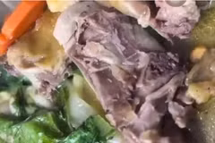 Nồi thịt gà với những con vật bò lúc nhúc. (Ảnh cắt từ clip)