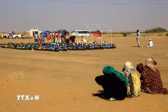 Người dân tại trại tị nạn ở Al-Dabbah, Sudan. (Ảnh: THX/TTXVN)