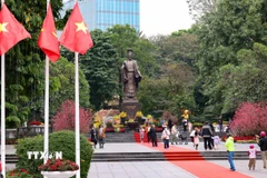 Tượng đài Vua Lý Thái Tổ bên hồ Hoàn Kiếm. (Ảnh: Thanh Tùng/TTXVN)