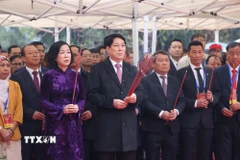 Chủ tịch nước Lương Cường và Phu nhân cùng đại biểu dâng hương tại Tượng đài Vua Lý Thái Tổ. (Ảnh: Lâm Khánh/TTXVN)