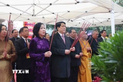 Chủ tịch nước Lương Cường và Phu nhân cùng các đại biểu dâng hương tại Ngọc Sơn. (Ảnh: An Đăng/TTXVN)