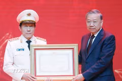 Tổng Bí thư Tô Lâm trao Huân chương Hồ Chí Minh tặng Lực lượng tình báo Công an nhân dân. (Ảnh: Thống Nhất/TTXVN)
