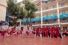 Học sinh say sưa hát xoan mó cá tái hiện hoạt cảnh lao động sản xuất.